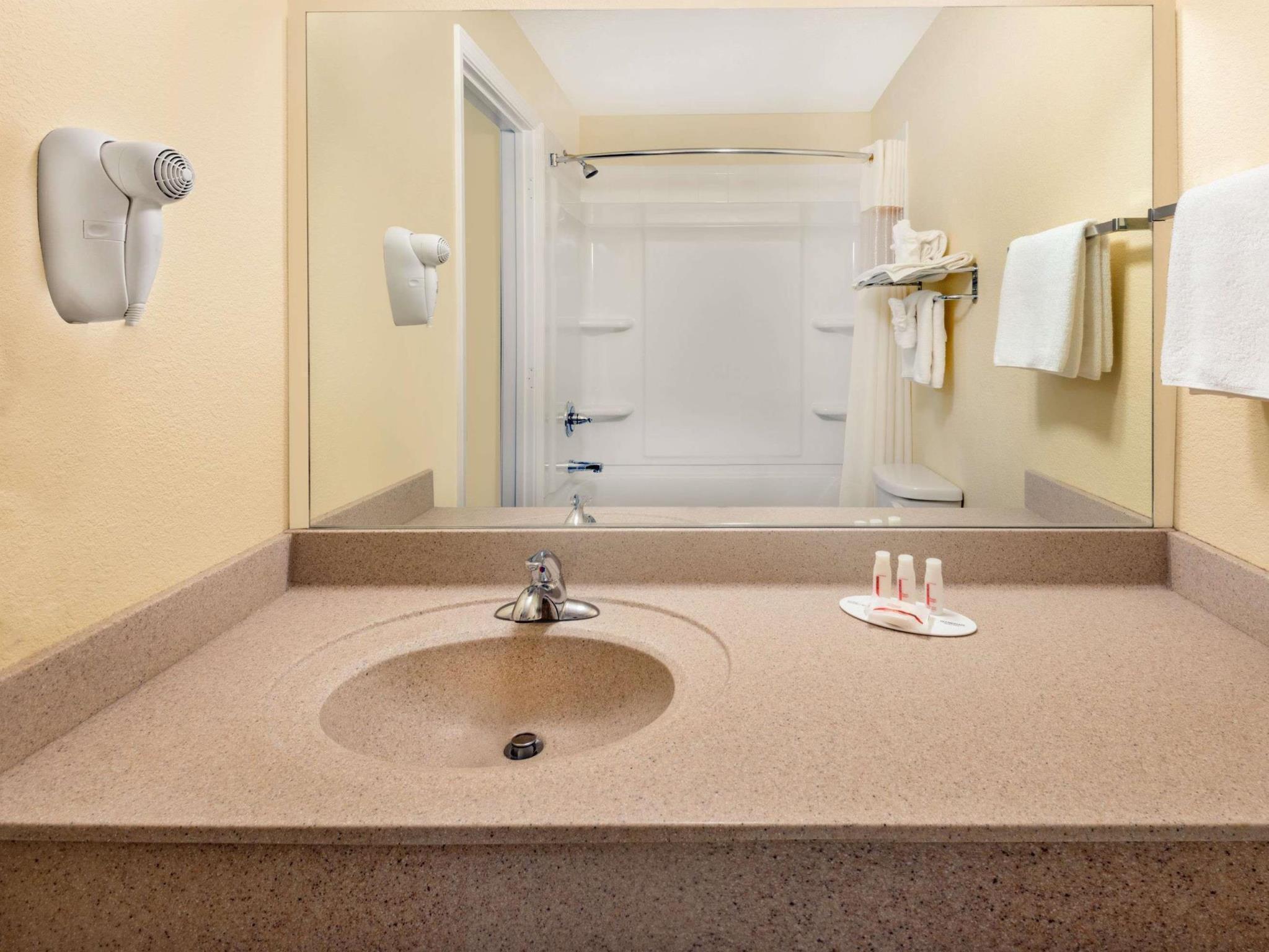 ซูเปอร์ 8 บาย วินด์แฮม เดสโมนส์ Hotel ดิมอยน์ ภายนอก รูปภาพ