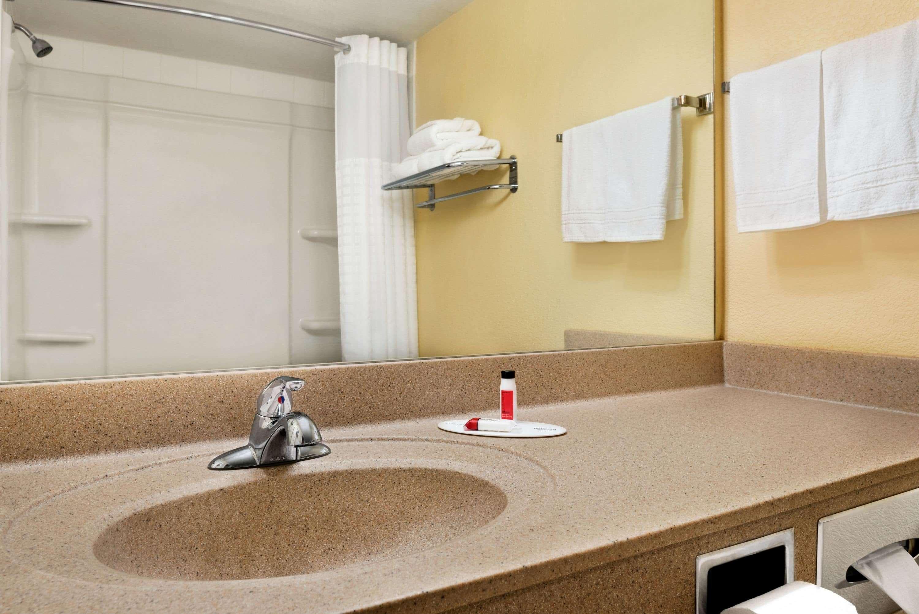 ซูเปอร์ 8 บาย วินด์แฮม เดสโมนส์ Hotel ดิมอยน์ ภายนอก รูปภาพ