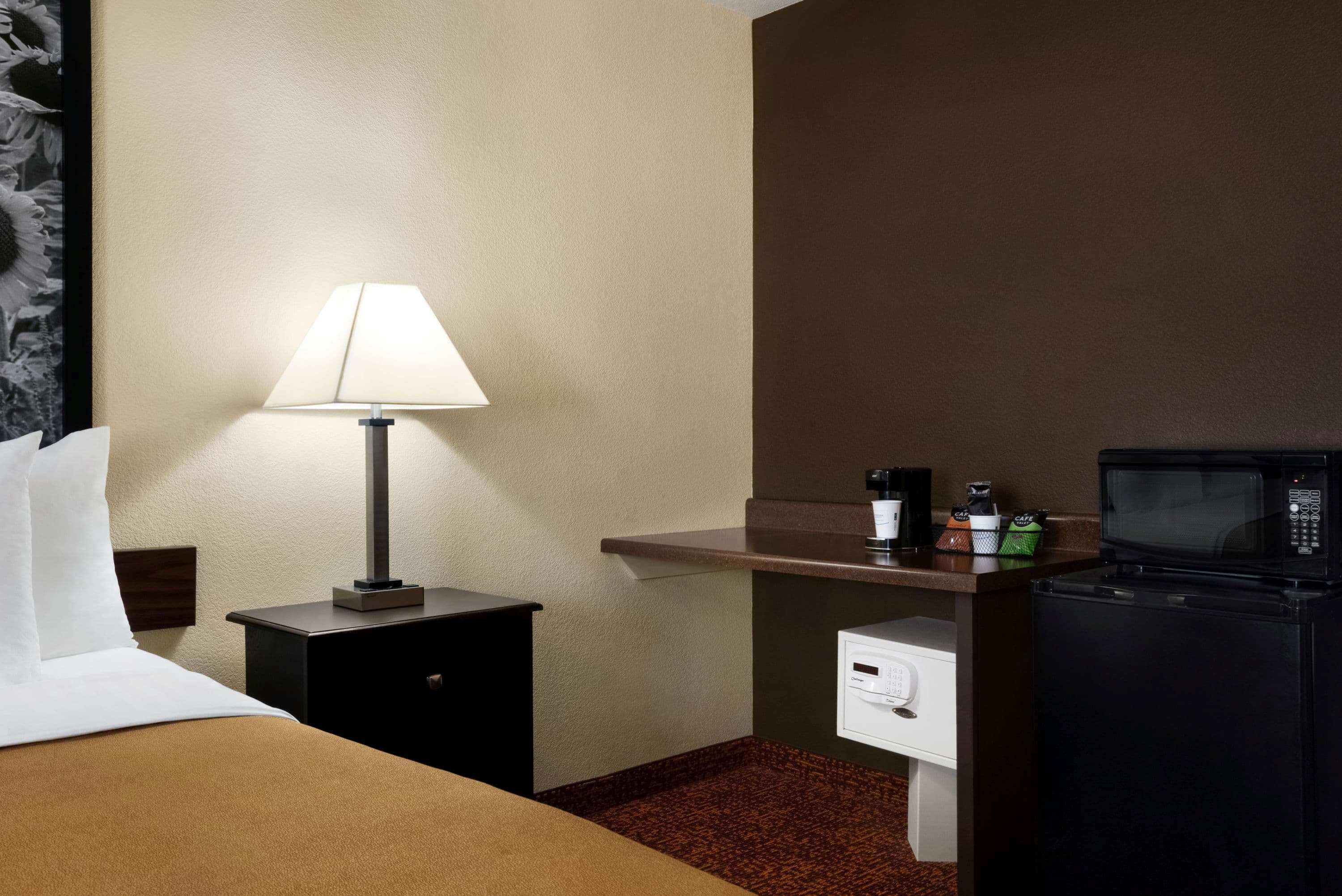 ซูเปอร์ 8 บาย วินด์แฮม เดสโมนส์ Hotel ดิมอยน์ ภายนอก รูปภาพ