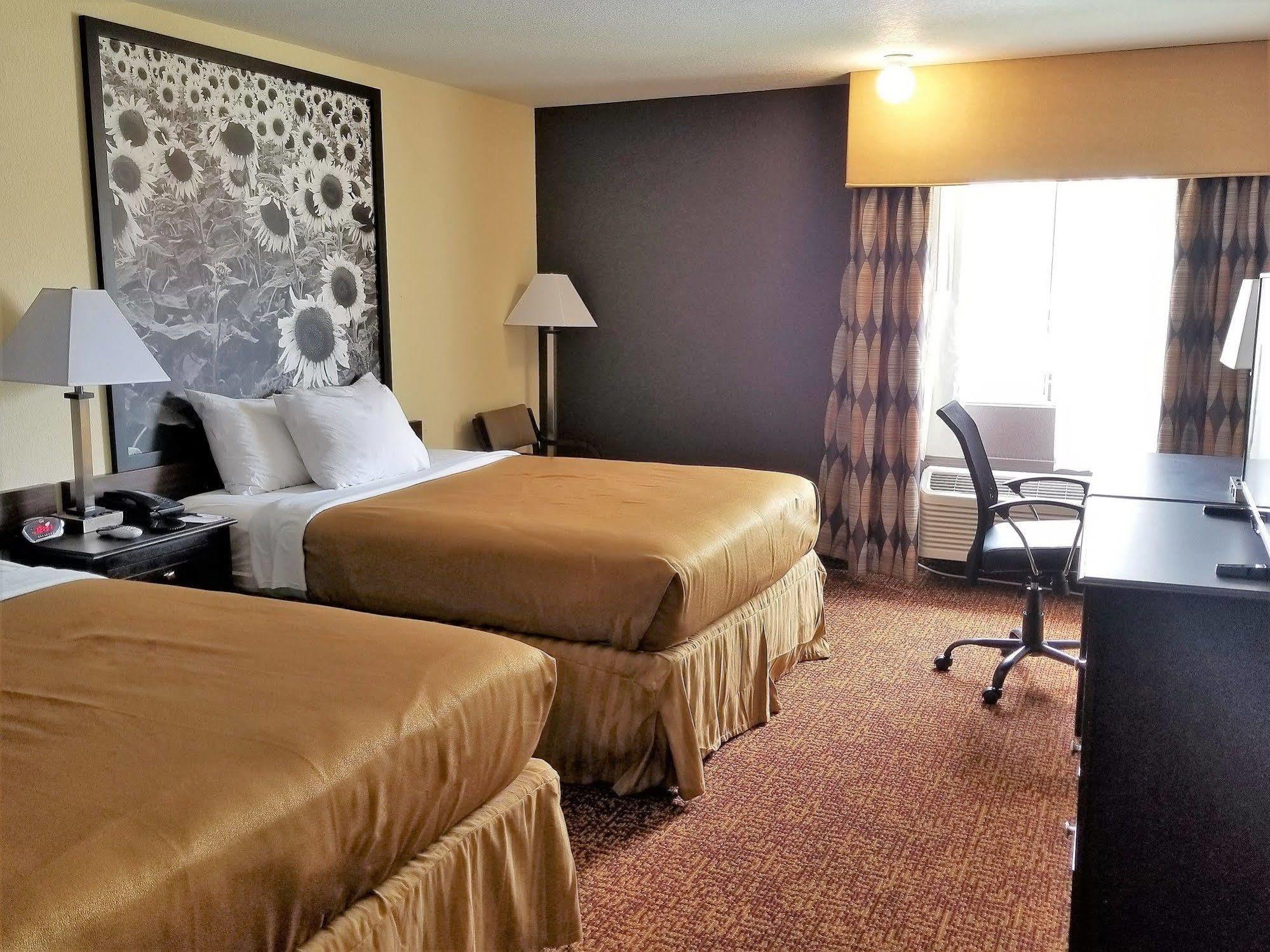 ซูเปอร์ 8 บาย วินด์แฮม เดสโมนส์ Hotel ดิมอยน์ ภายนอก รูปภาพ