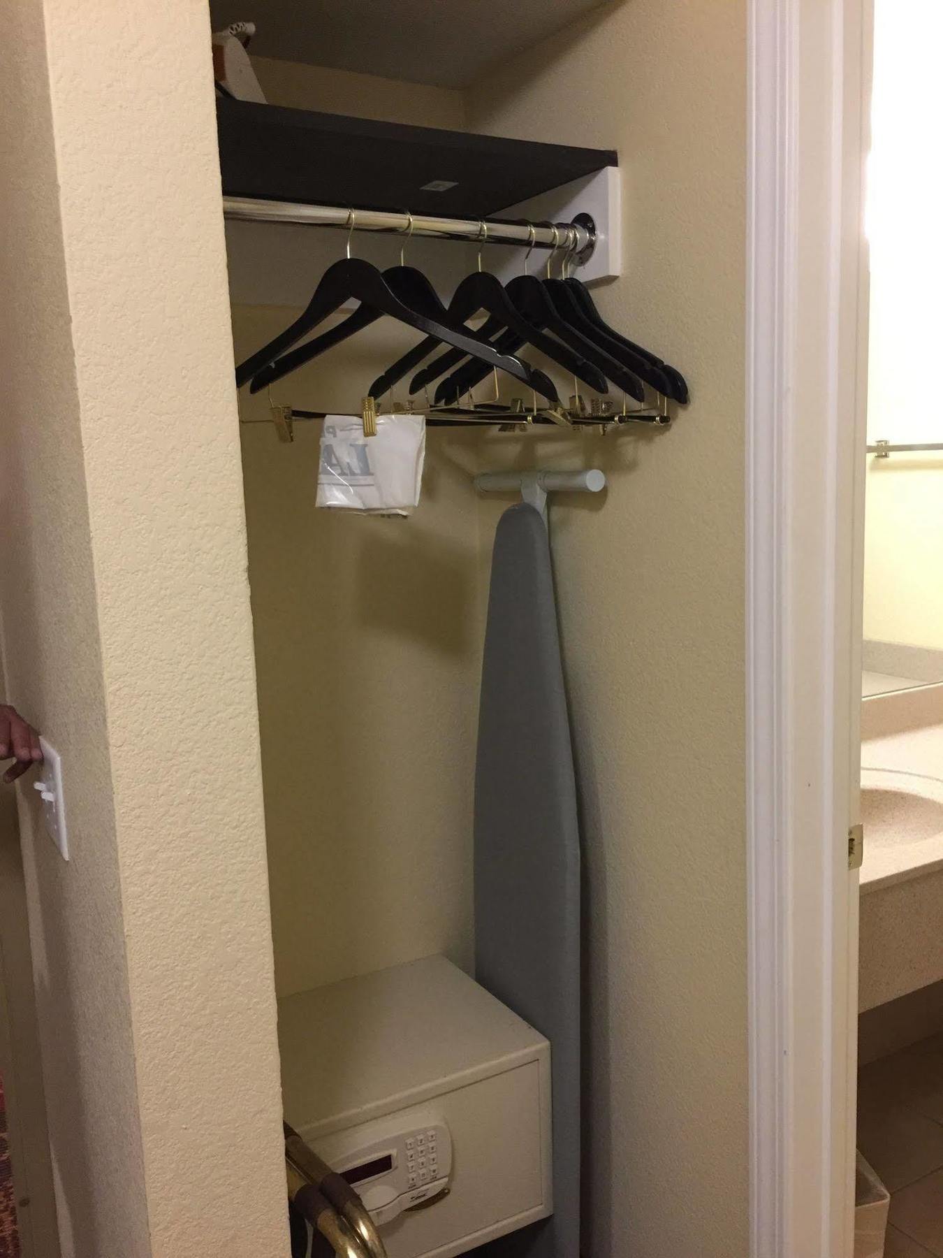 ซูเปอร์ 8 บาย วินด์แฮม เดสโมนส์ Hotel ดิมอยน์ ภายนอก รูปภาพ